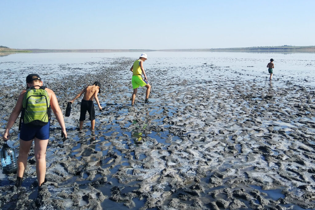 Юные туристы и грязелечение на озере